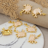 Zawieszka krab mosiądz złocony emaliowana 17x13mm