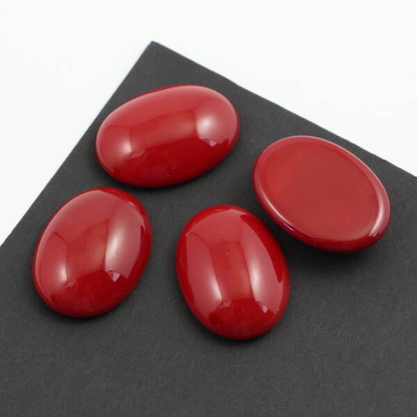 Kaboszon szklany Dk. Opaque Red owal 25x18mm