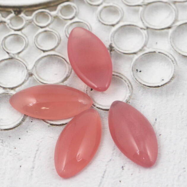 Kaboszon szklany Milky Pink wrzeciono 20x10mm