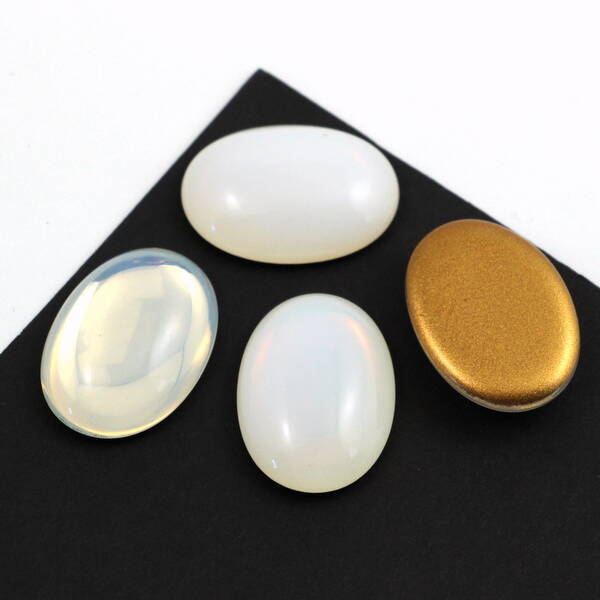 Kaboszon szklany Milky White - Gold Matte Foiled owal 25x18mm