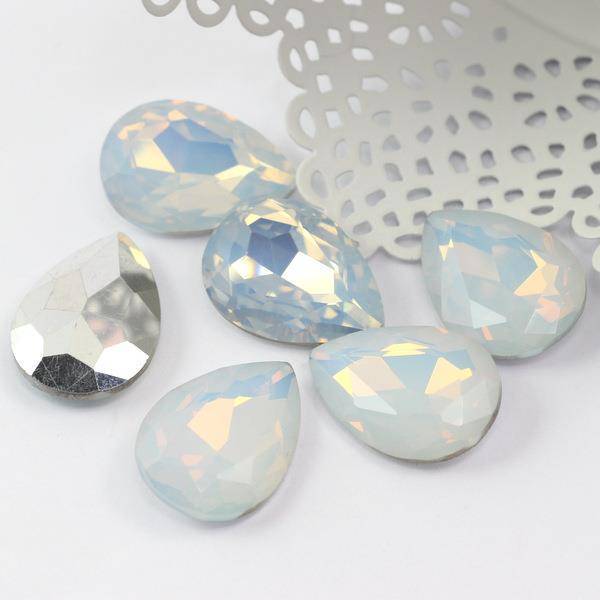 Kaboszon szklany łezka fasetowana biała opal 18x13mm