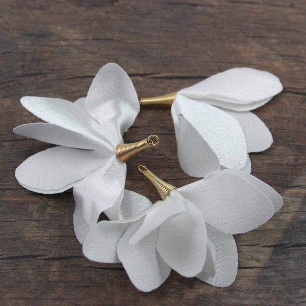 Ozdobny kwiatek satynowy w wysokiej tulejce biały 50mm